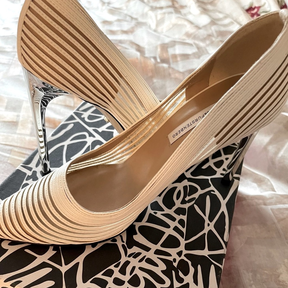 Diane VonFurstenberg 9.5 size